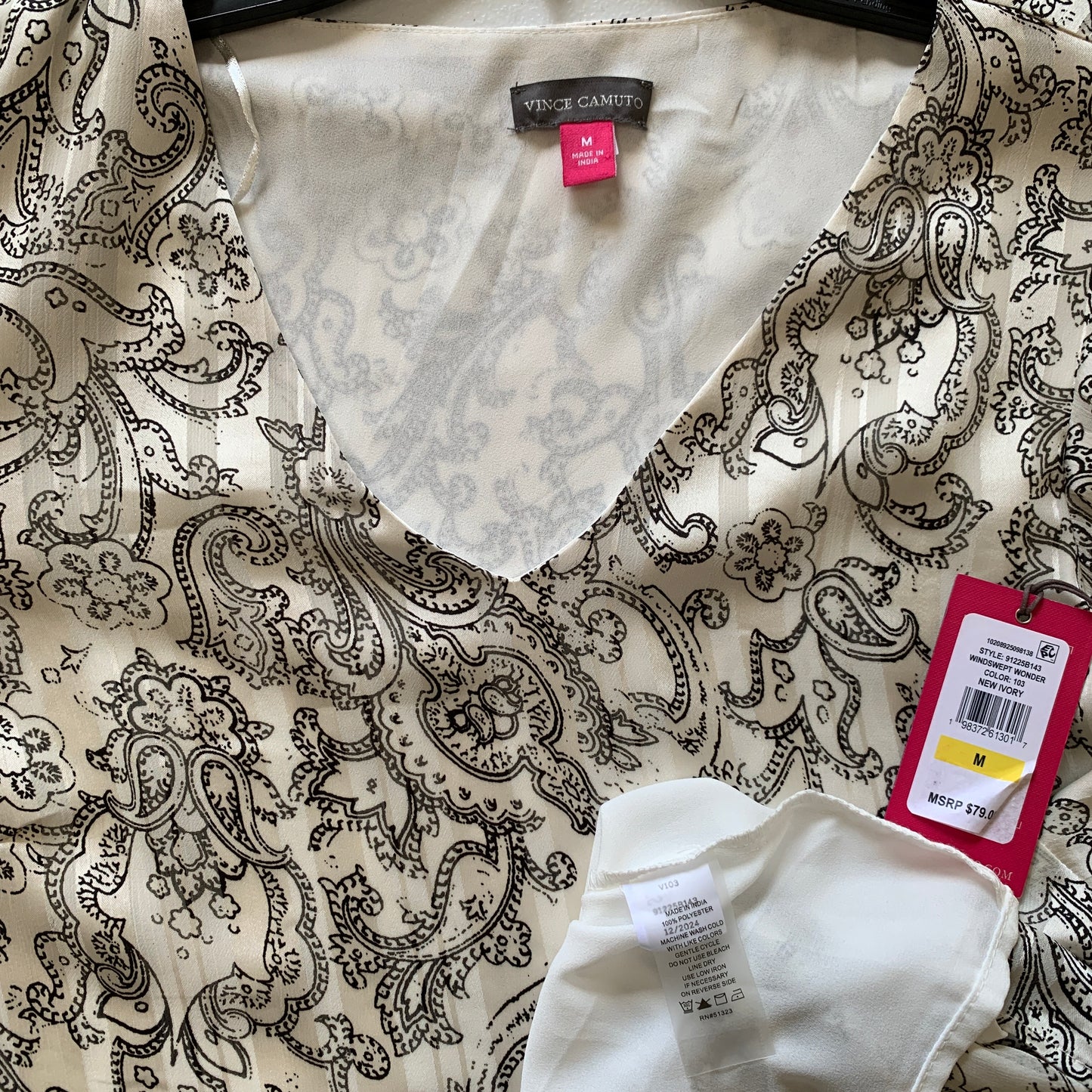 Vince Camuto Womens NWT cream &black print blouse size size medium