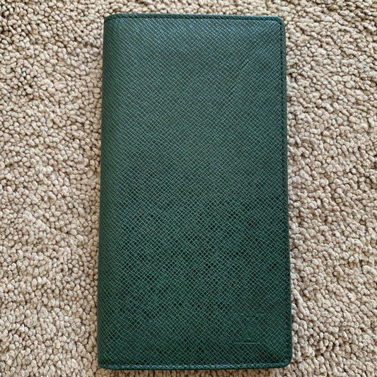 LV1052 Louis Vuitton men's green taige leather card holder wallet