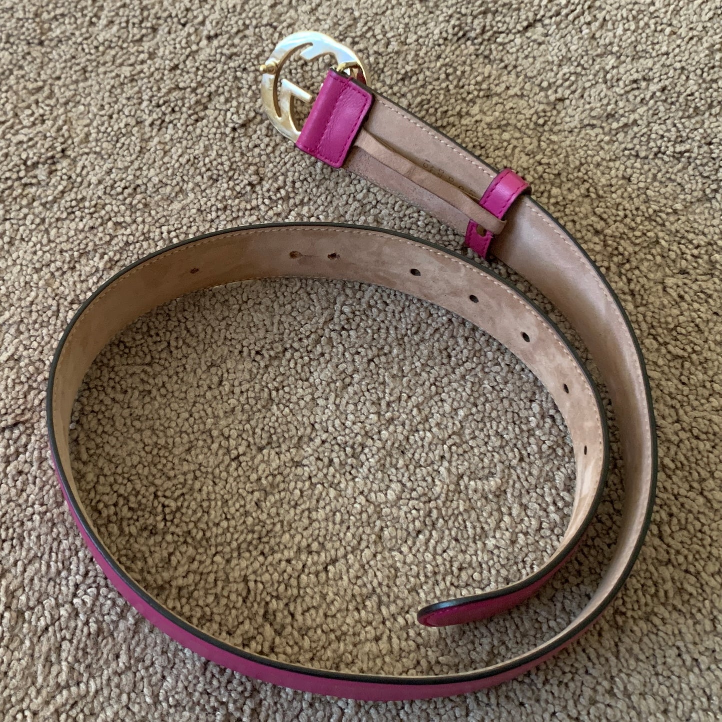 Authentic Gucci women’s fuchsia leather belt