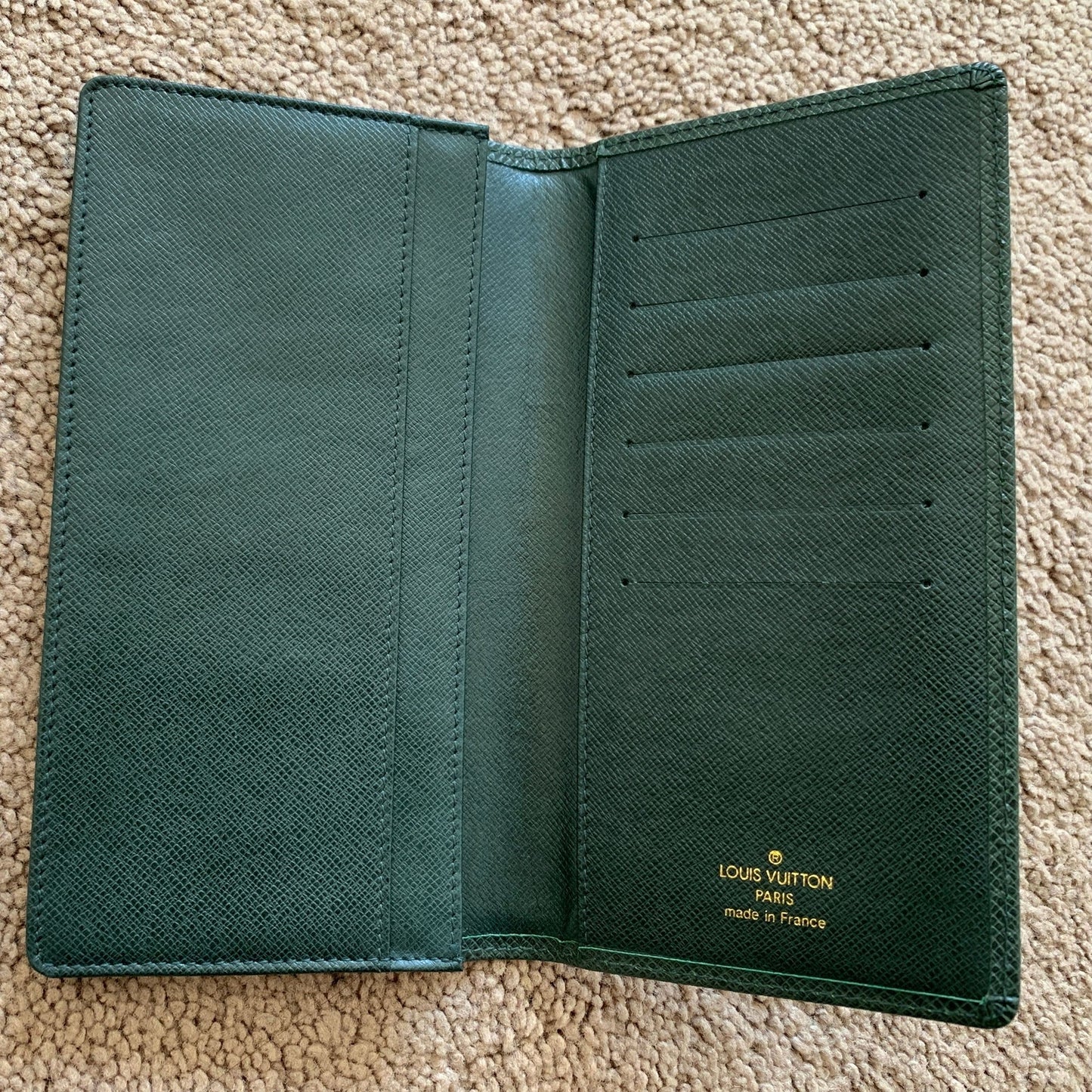 LV1052 Louis Vuitton men's green taige leather card holder wallet