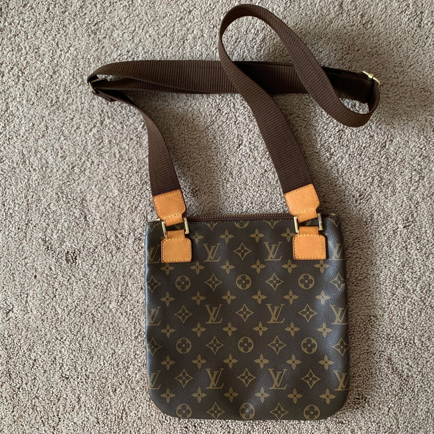LV1015 Louis Vuitton men's or unisex messenger crossbody bag