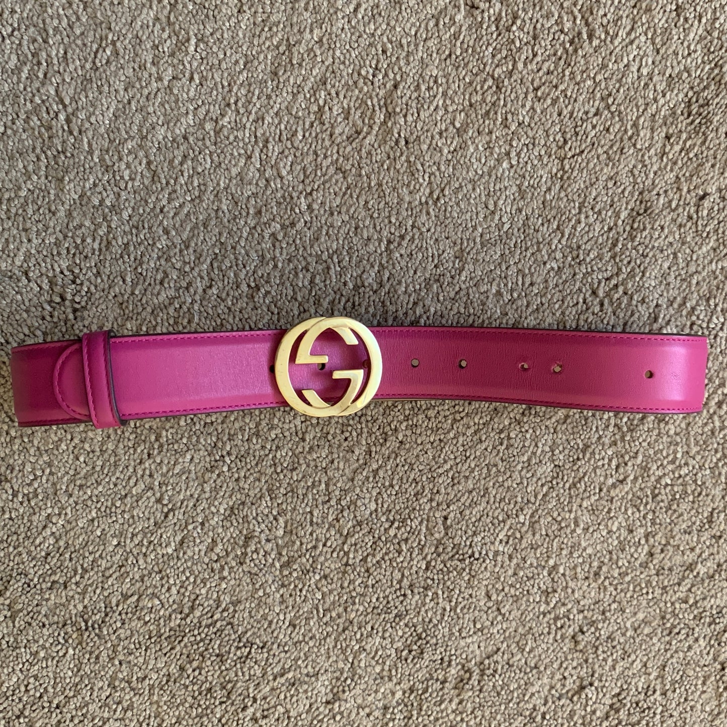 Authentic Gucci women’s fuchsia leather belt