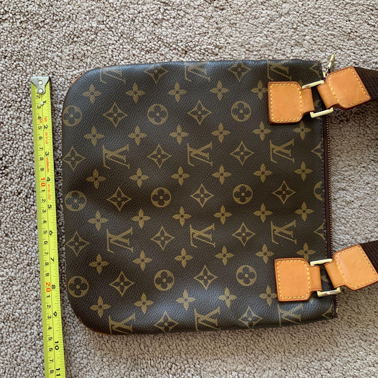 LV1015 Louis Vuitton men's or unisex messenger crossbody bag