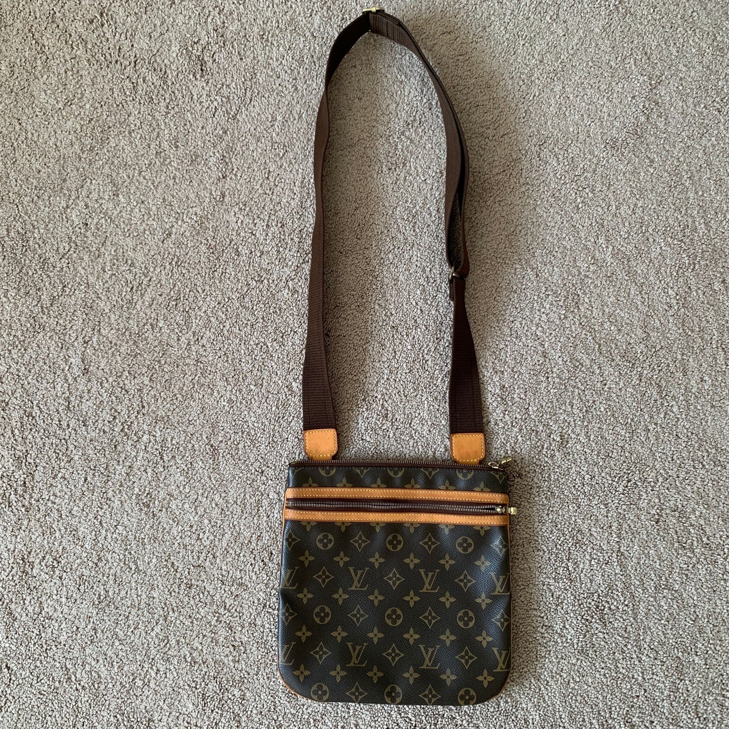 LV1015 Louis Vuitton men's or unisex messenger crossbody bag
