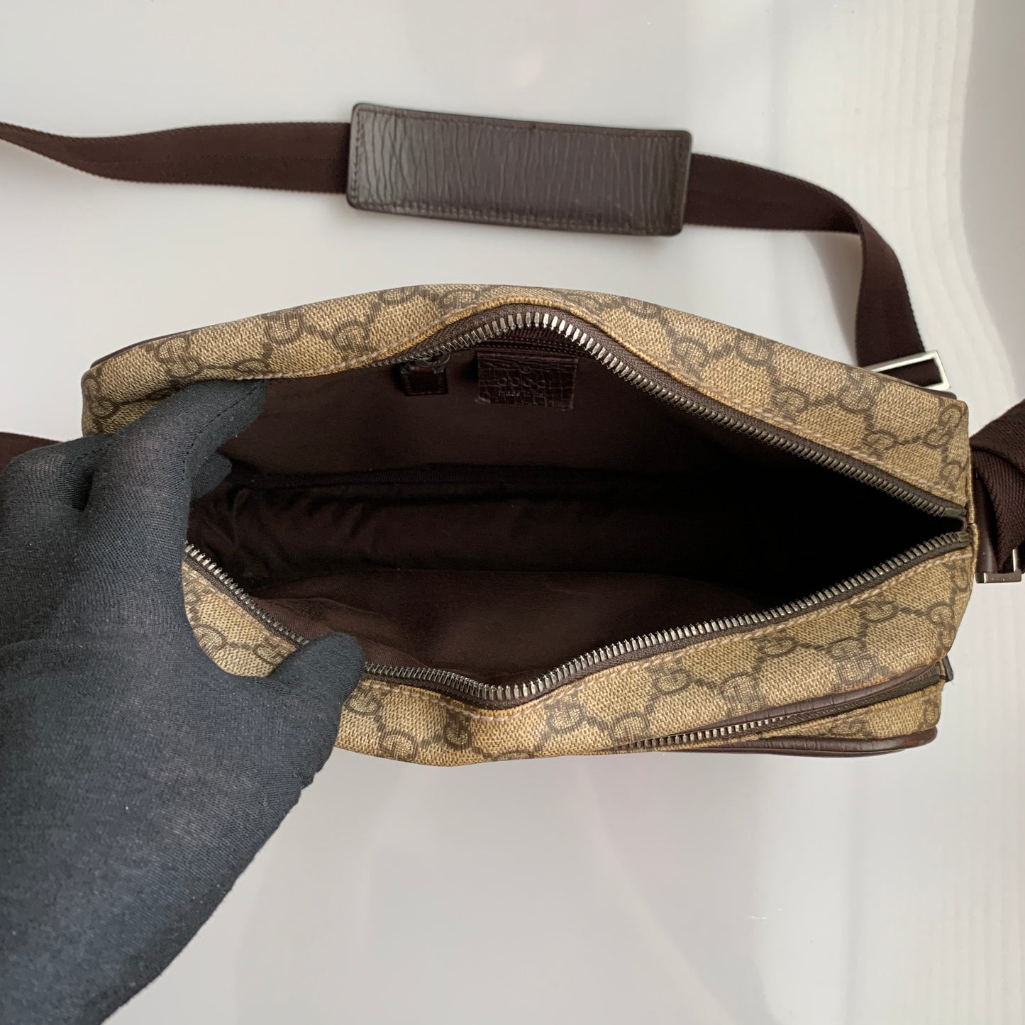 Gucci GG Supreme unisex crossbody bag authentic with COA