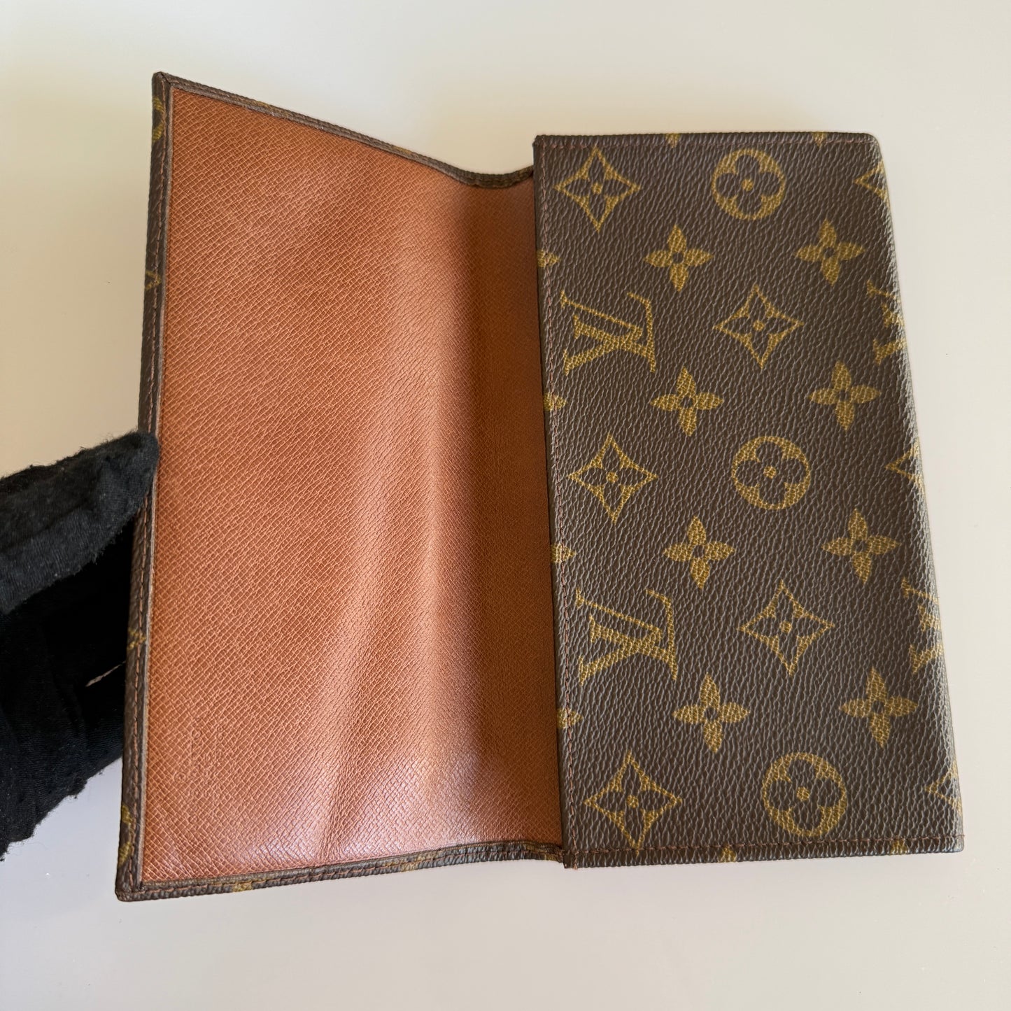 Louis Vuitton monogram wallet passport holder bag unisex vintage authentic with COA 851
