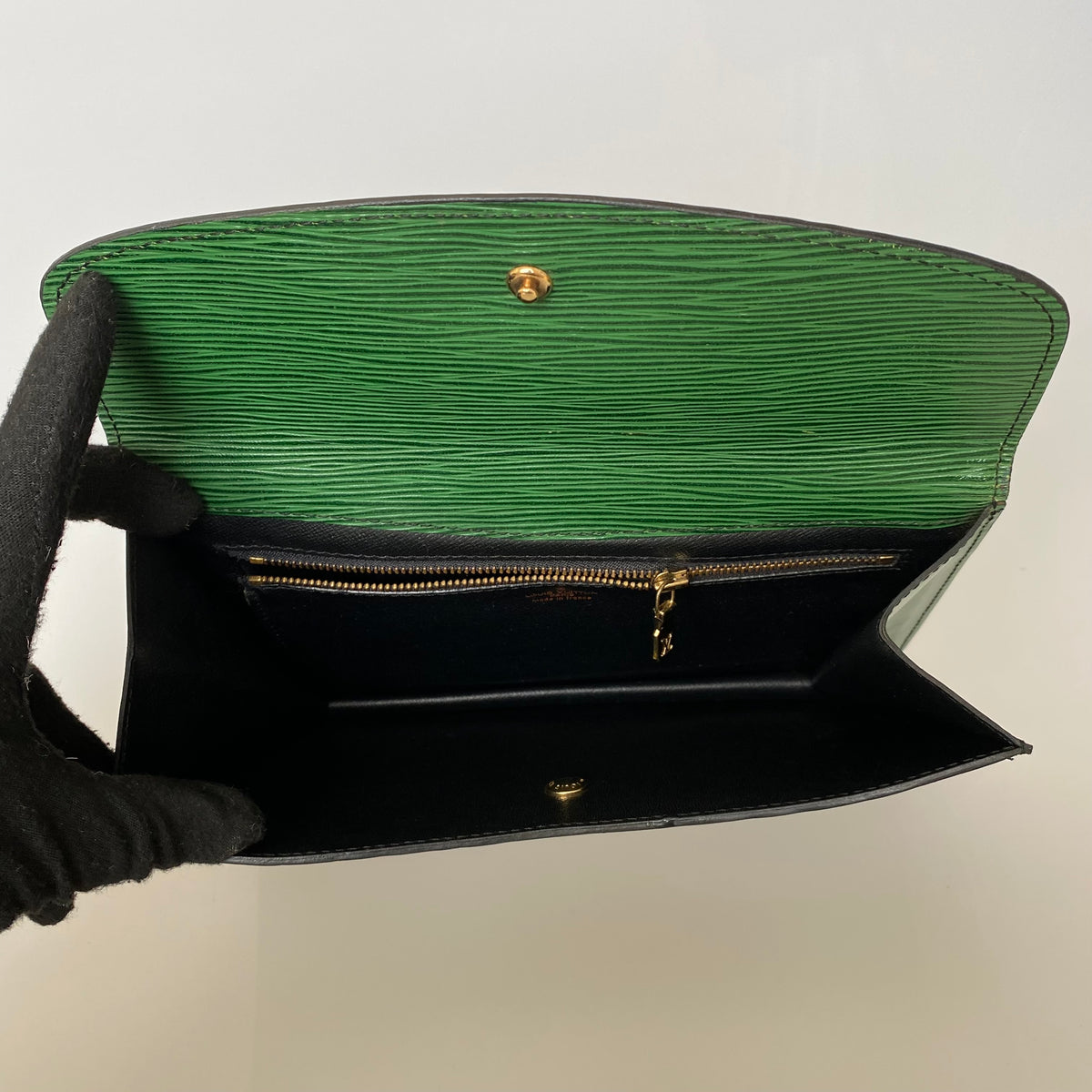 Louis Vuitton green Epi leather clutch bag 872 Authentic with COA 9x6.1x0.6