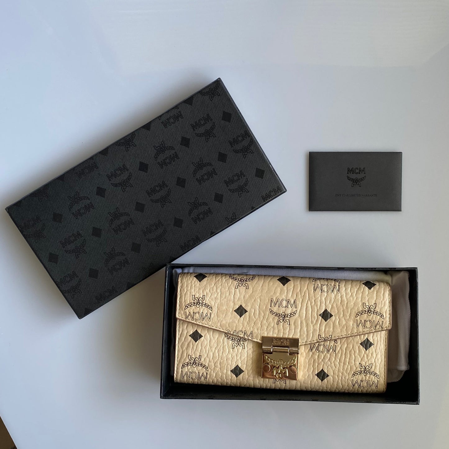 MCM wallet on chain authentic with coa dusty box 7.5x4