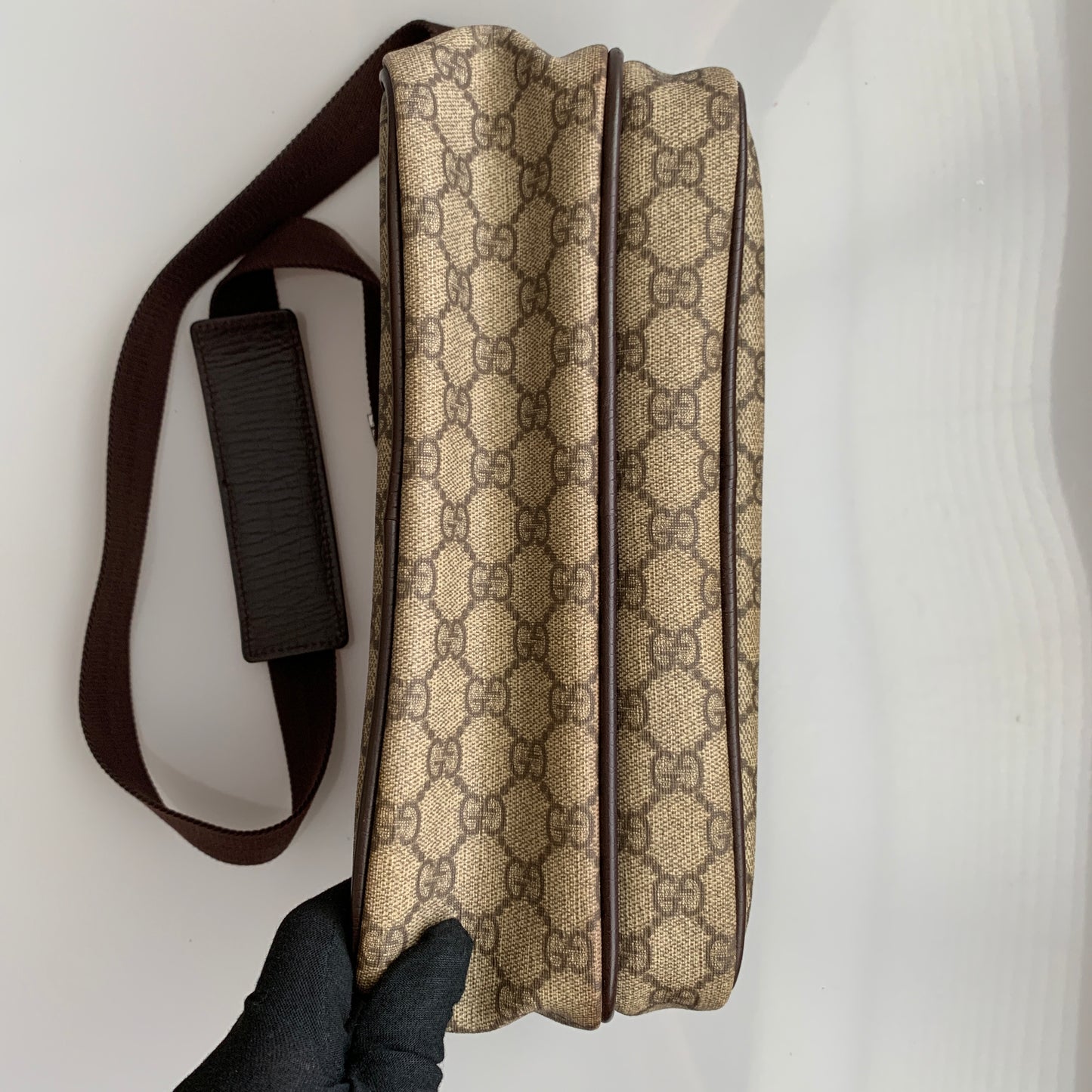 Gucci GG Supreme unisex crossbody bag authentic with COA