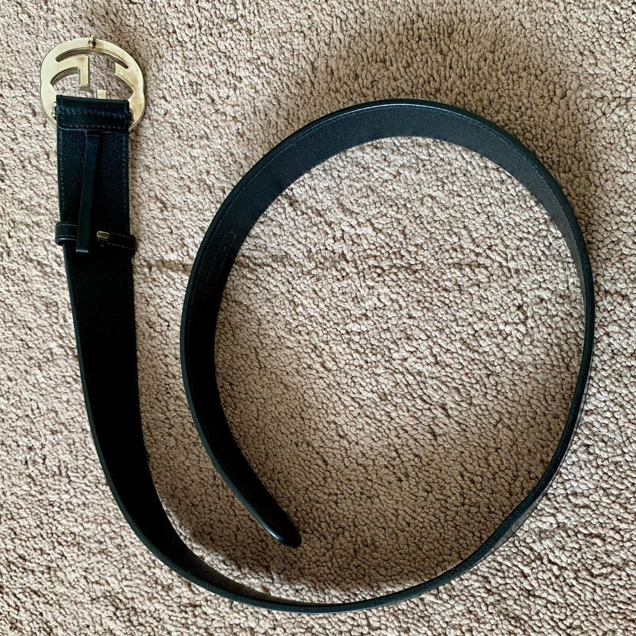 Authentic unisex Gucci black leather belt with silver color interlocking buckle