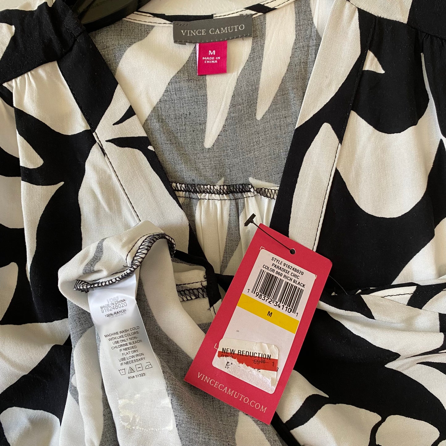 Vince Camuto Women’s NWT Black and white short sleeve blouse size Medium