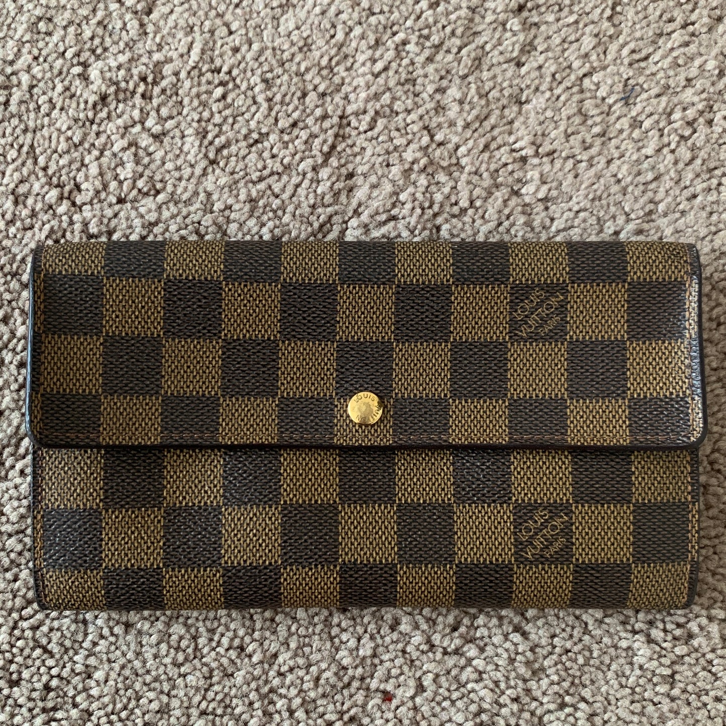 Authentic Louis Vuitton women’s damier Sarah long wallet