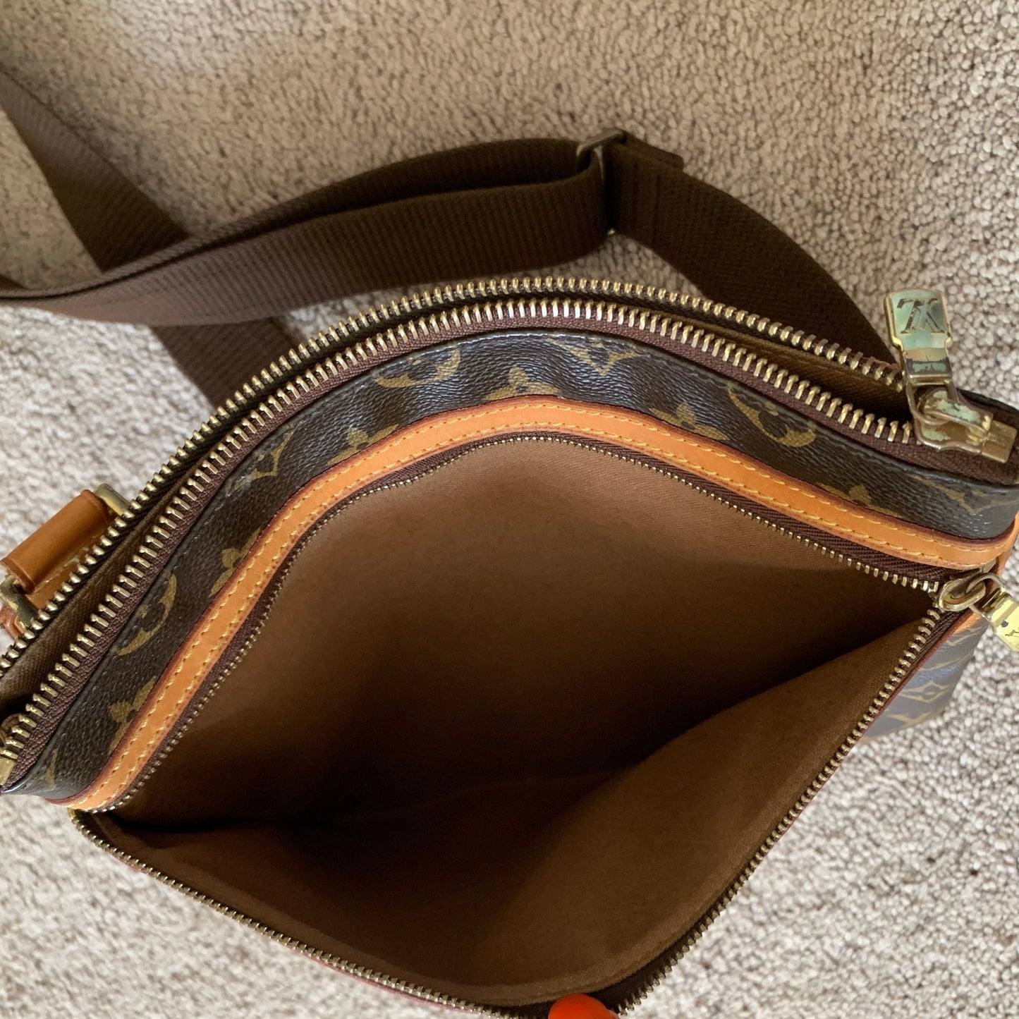 LV1015 Louis Vuitton men's or unisex messenger crossbody bag