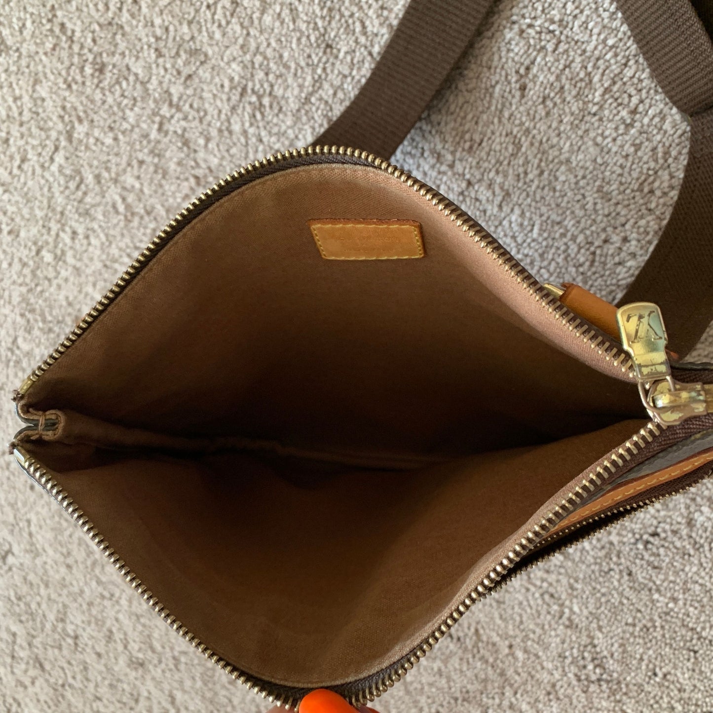 LV1015 Louis Vuitton men's or unisex messenger crossbody bag