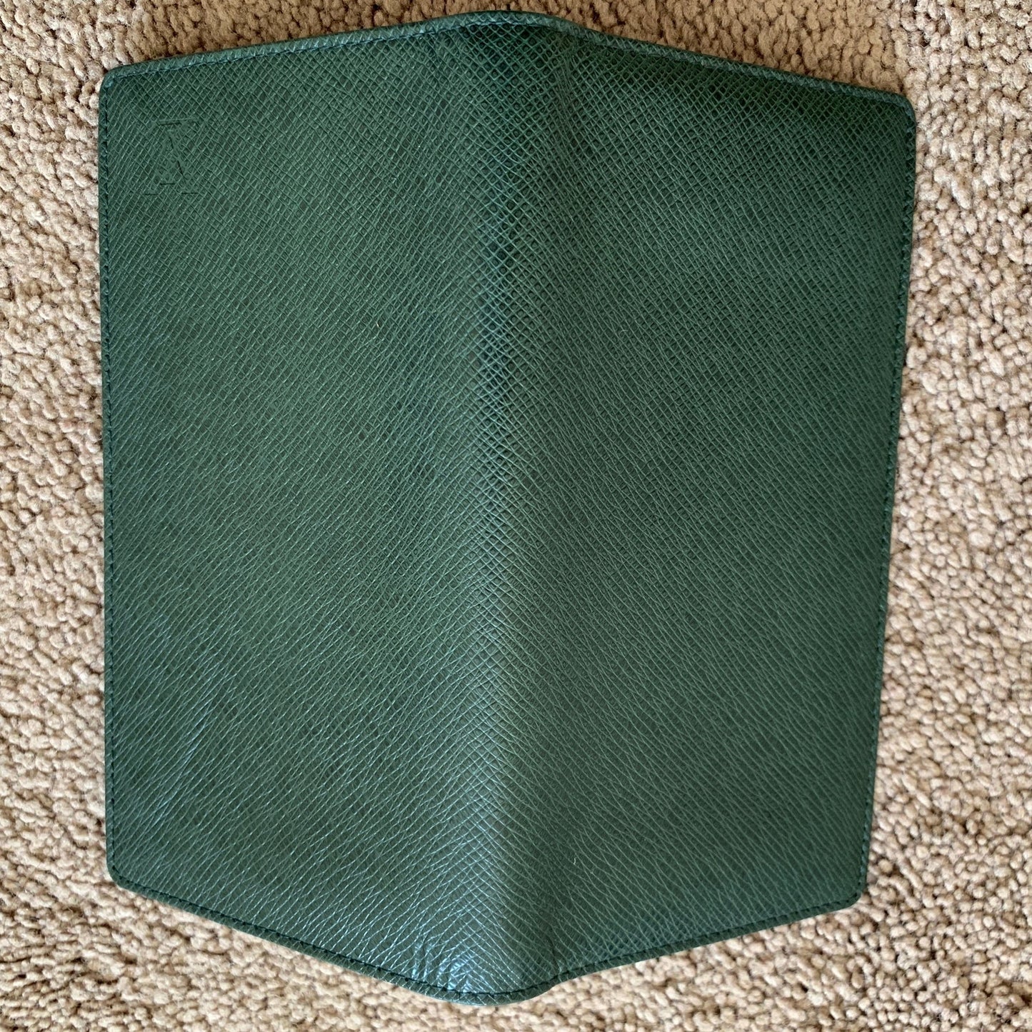 LV1052 Louis Vuitton men's green taige leather card holder wallet